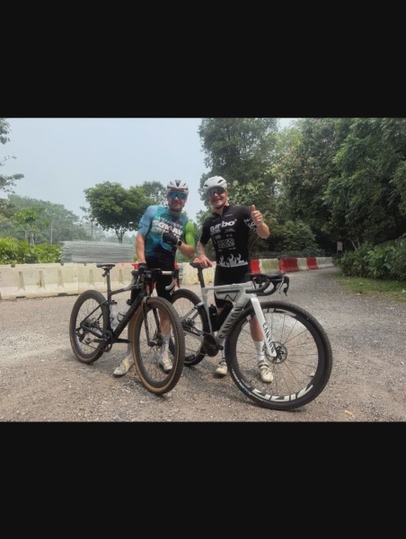 Image from: Kayuh Basikal Sejauh 350km Dari Sepang, Pelumba F1 Valtteri Bottas Sampai Di Singapura