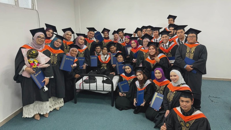 Image from: Rentas Tiga Negeri Naik Ambulans Demi Konvo, Kisah Afiq Genggam Ijazah Undang Sebak