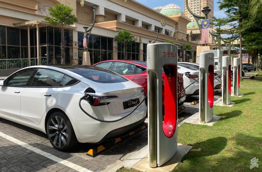 Tesla Supercharger Sunway Pyramid Now Opens Four Charging Bays At RM1 tesla-supercharger-sunway-pyramid-now-opens-four-charging-bays-at-rm1
