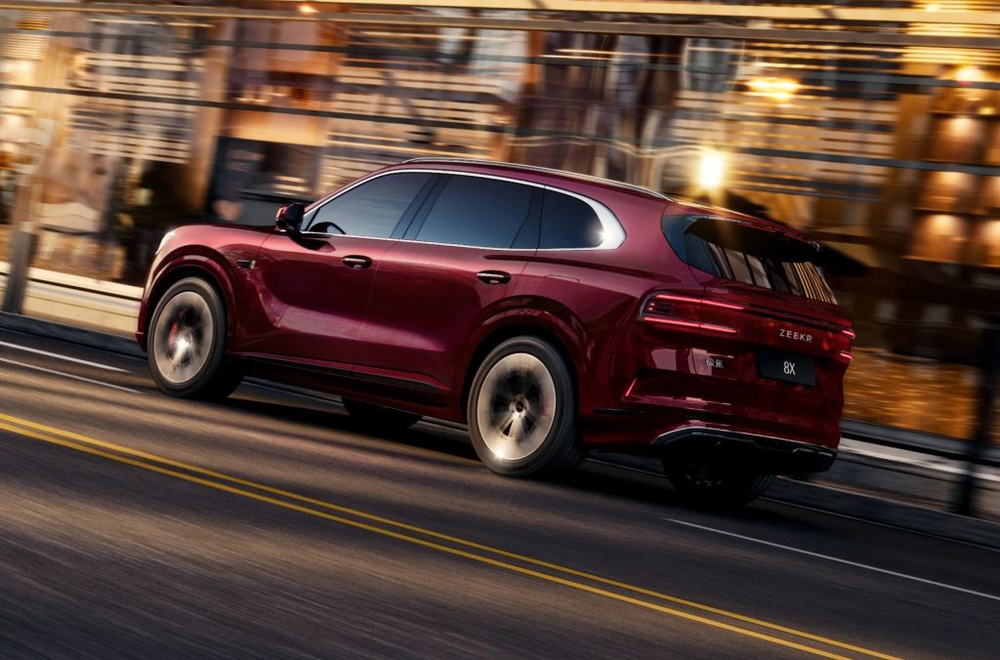 Image from: Zeekr 8X: Premium 900V PHEV SUV, up to triple-motor setup and 0–100km/h in 2.96s