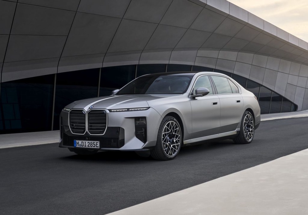 Image from: BMW 7 Series gets Neue Klasse upgrade. New i7 now offers over 700km range and 250kW DC fast charging