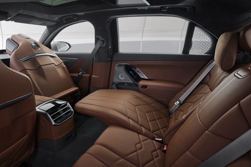 Image from: BMW 7 Series gets Neue Klasse upgrade. New i7 now offers over 700km range and 250kW DC fast charging