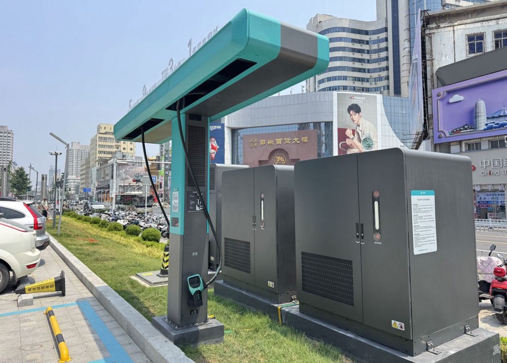 Image from: BYD will deploy Flash Charging stations in Malaysia. 10%-70% charge in 5 min, up to 1500kW
