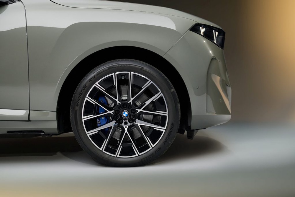 Image from: 5th-gen BMW X5: New BMW iX5 EV gets a massive 141kWh battery, up to 845km range