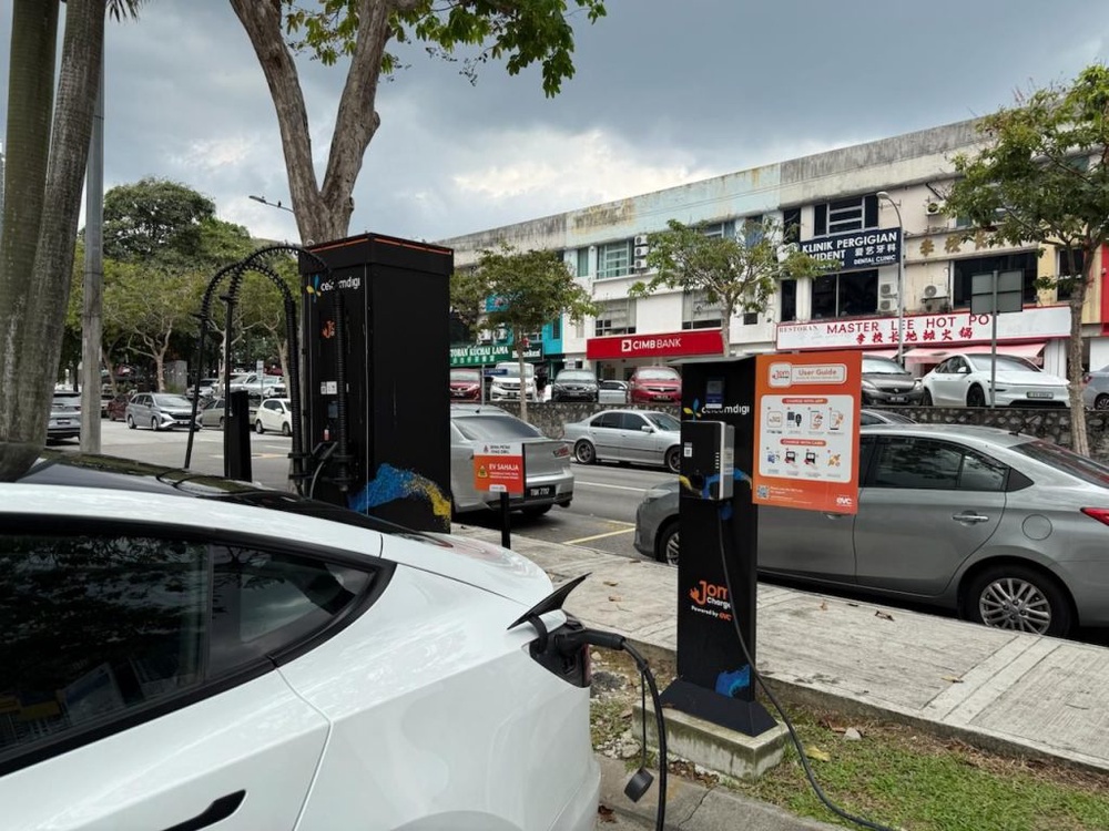 Image from: JomCharge x DBKL turn on new 100kW DC Charger at Kuchai lama