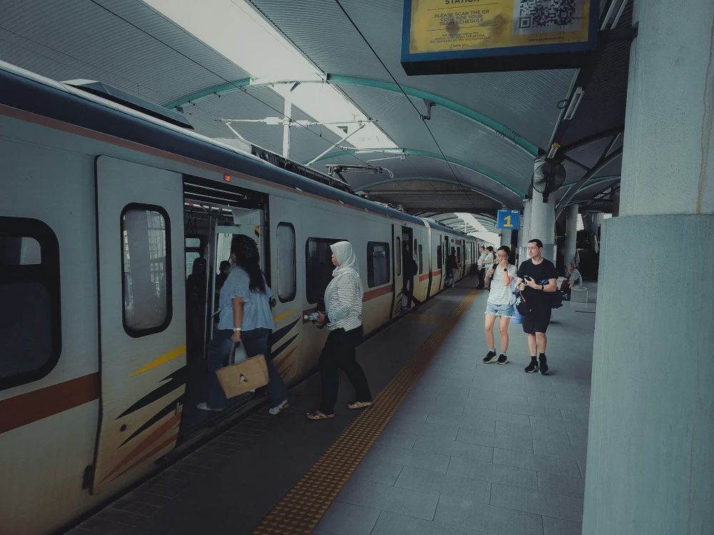 Image from: Stuck on the KTM Komuter earlier? Subang Jaya–KL Sentral line restored after power fault