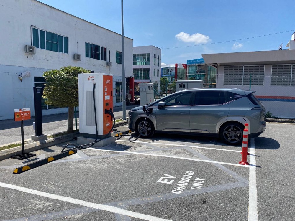 Image from: JomCharge turns on 180kW DC Charger at McDonald’s Meru Raya Ipoh, 50% off for one month
