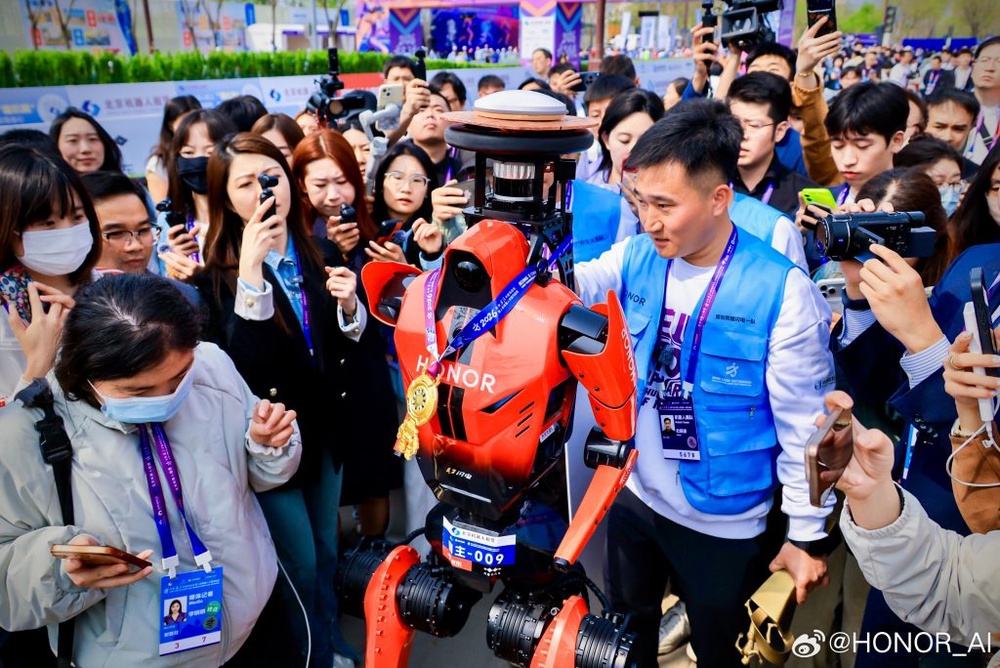 Image from: Honor humanoid robots to join Malaysia Marathon 2026 and Merdeka Parade