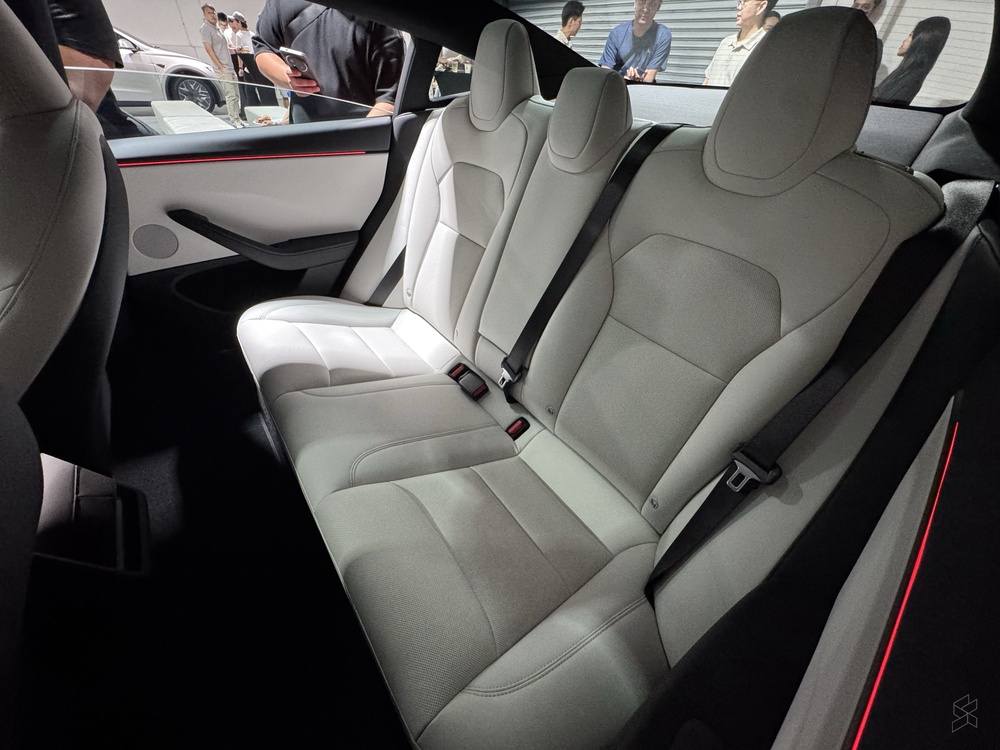 Image from: 2026 Tesla Model 3全系升级:16英寸屏幕、新增内饰配色、支持V2L功能