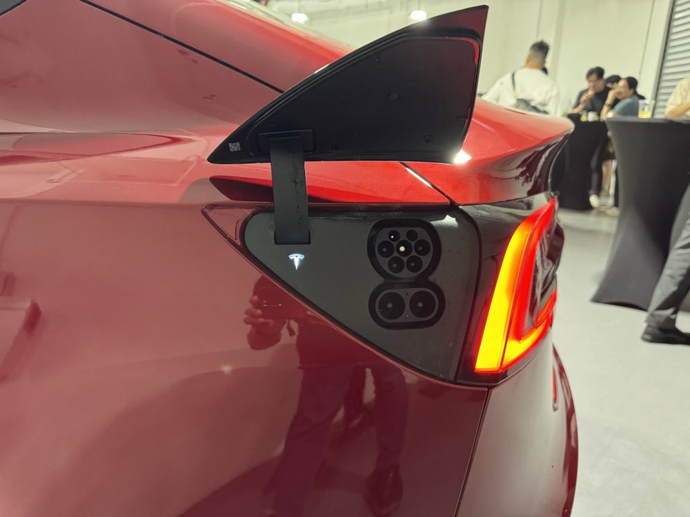 Image from: Tesla Model 3 2026 update gets larger 16-screen, black headliner and Zen Grey interior option
