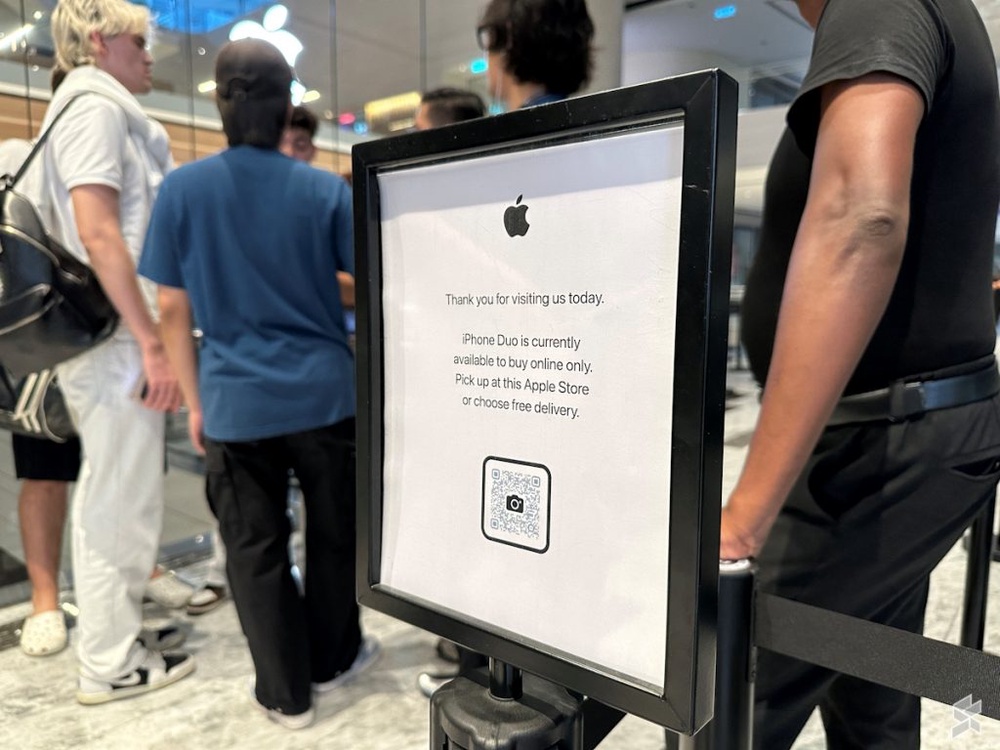 Image from: iPhone Duo now officially in Malaysia: Queue still present at Apple Store TRX despite no walk-in stock
