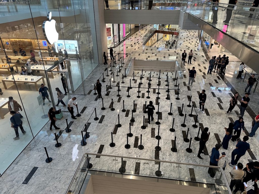 Image from: iPhone Duo now officially in Malaysia: Queue still present at Apple Store TRX despite no walk-in stock