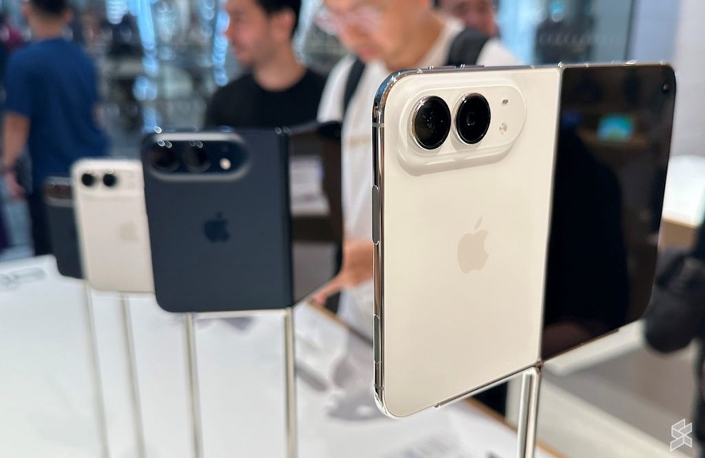 Image from: iPhone Duo now officially in Malaysia: Queue still present at Apple Store TRX despite no walk-in stock