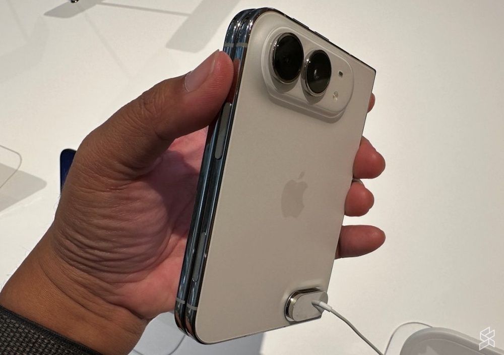 Image from: iPhone Duo now officially in Malaysia: Queue still present at Apple Store TRX despite no walk-in stock