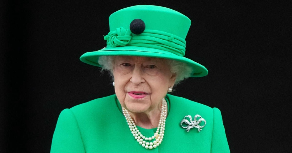 Queen Elizabeth Left Behind Two Letters of 'Unfinished Business' on Her(02)