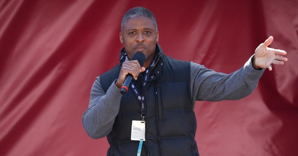 Former NFL RB Warrick Dunn Is Making A Fortune After Buying Small Portion  Of Falcons Franchise After Retiring - Daily Snark