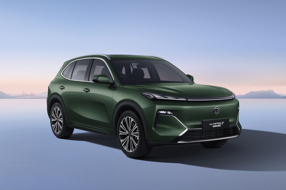 Emas7-PHEV-Quarter-Front-Right-EmeraldGreen-02.jpg