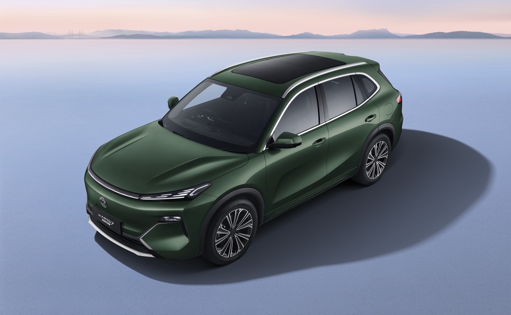 Emas7-PHEV-Quarter-Front-Left-High-Angle-EmeraldGreen-03-(1).jpg