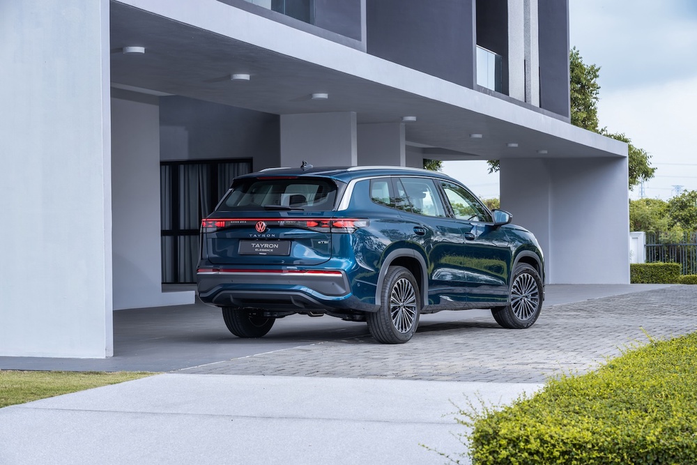Tayron-Elegance_Rear-Right-Quarter.jpg
