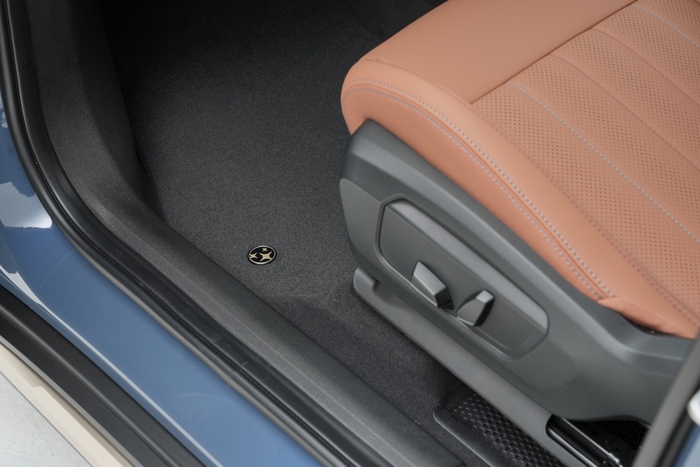 18.-MINI-Countryman-S-Desert-Night---Floor-Mat-Piercing-(2).JPG