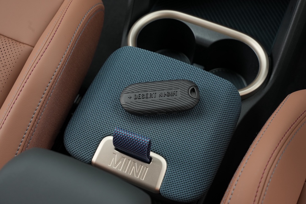 19.-MINI-Countryman-S-Desert-Night---Key-Cap.JPG