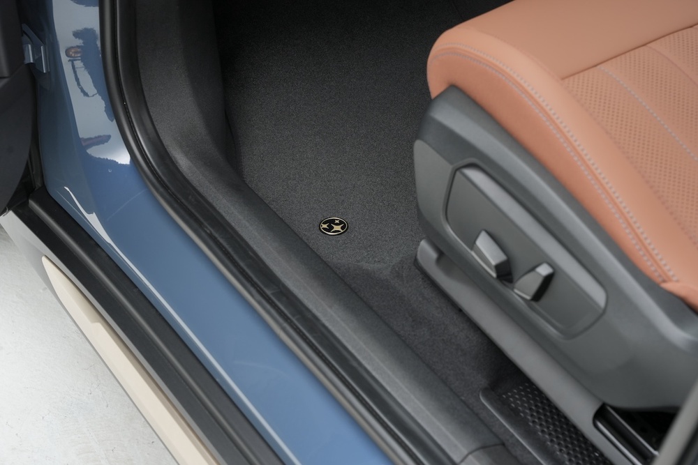 17.-MINI-Countryman-S-Desert-Night---Floor-Mat-Piercing.JPG