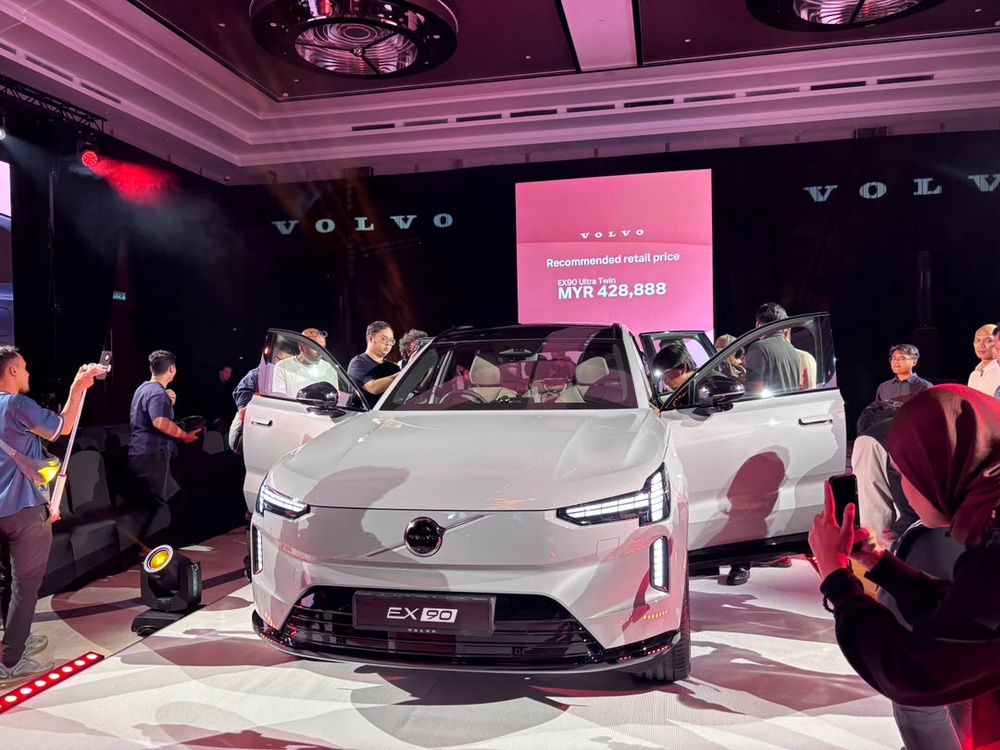 CarzAutomedia-SN-Volvo-EX90-Launched-1.jpeg