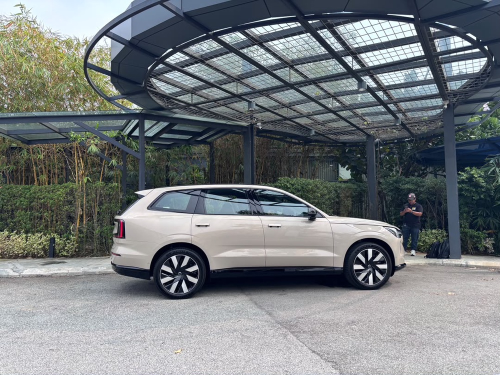 CarzAutomedia-SN-Volvo-EX90-Launched-5.jpeg
