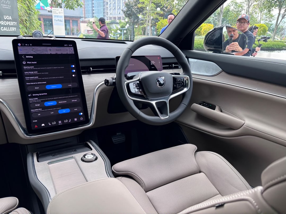 CarzAutomedia-SN-Volvo-EX90-Launched-10.jpeg