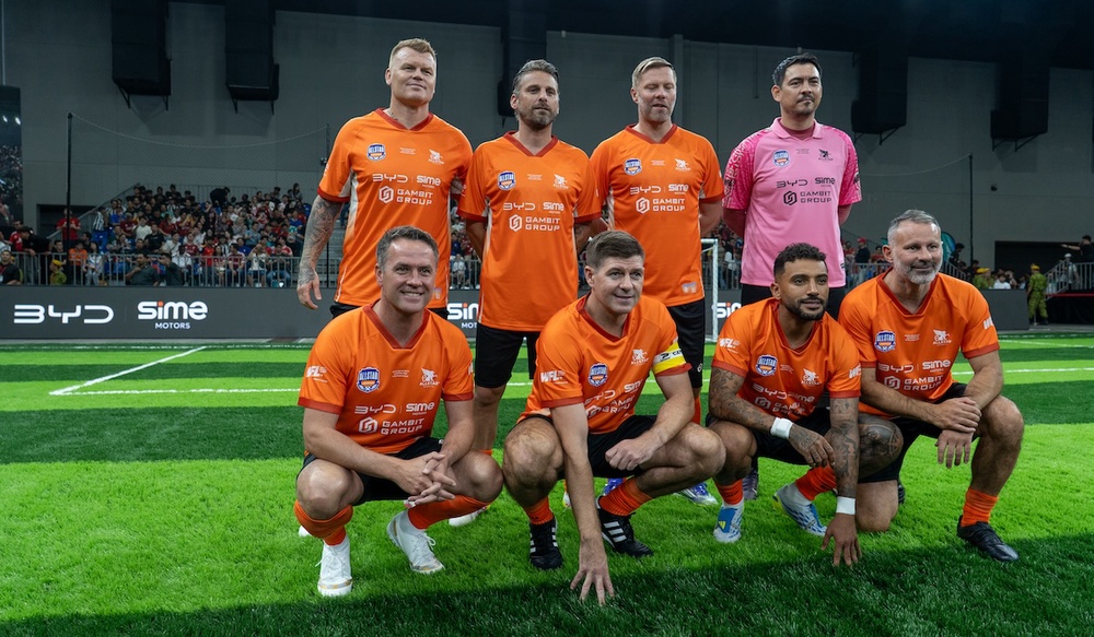 AllStar-Premier-League-Legends-team-Group-Portrait-On-Pitch.jpg