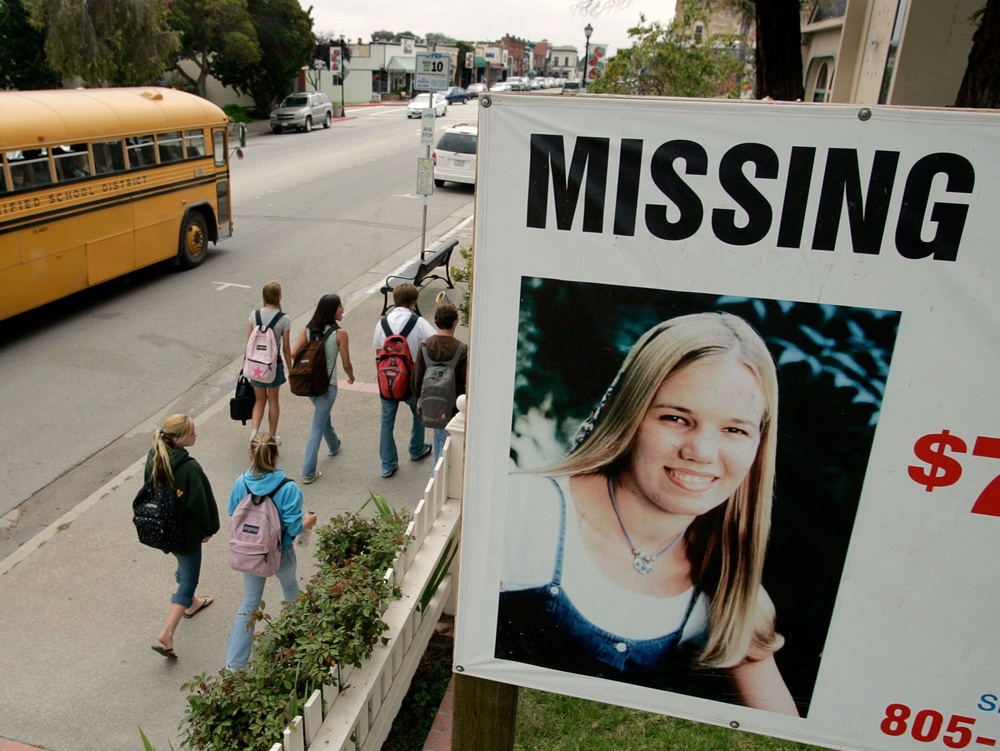 Un letrero crea conciencia pública en el caso de la estudiante desaparecida Kristin Smart en la ciudad de Arroyo Grande, en la costa central de California, en mayo de 2006. (Don Kelsen/Shutterstock)