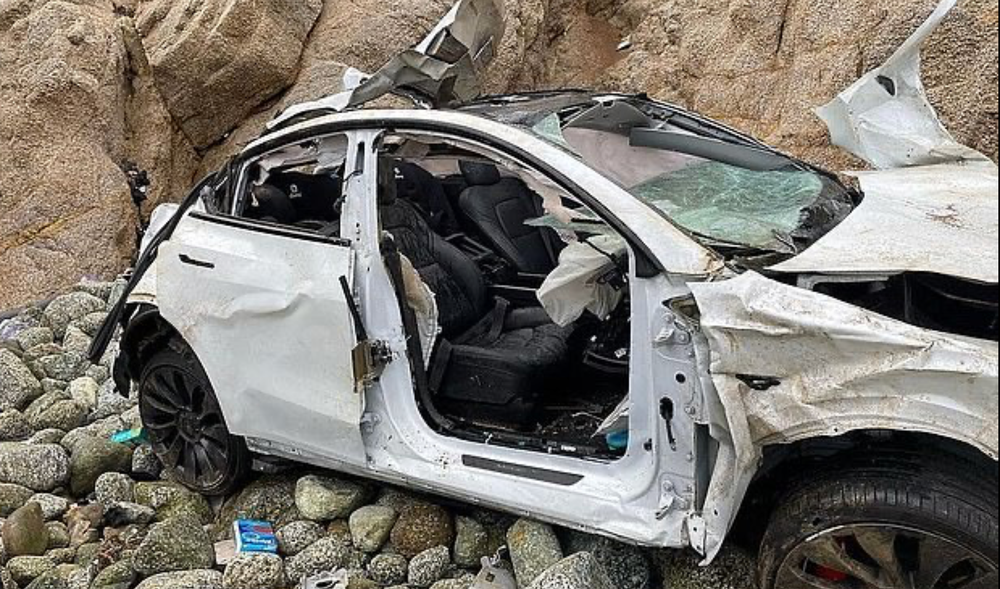 El vehículo Tesla que las autoridades dicen que Dharmesh Patel condujo intencionalmente por un acantilado de California (Bay Area Firefighters / Facebook)
