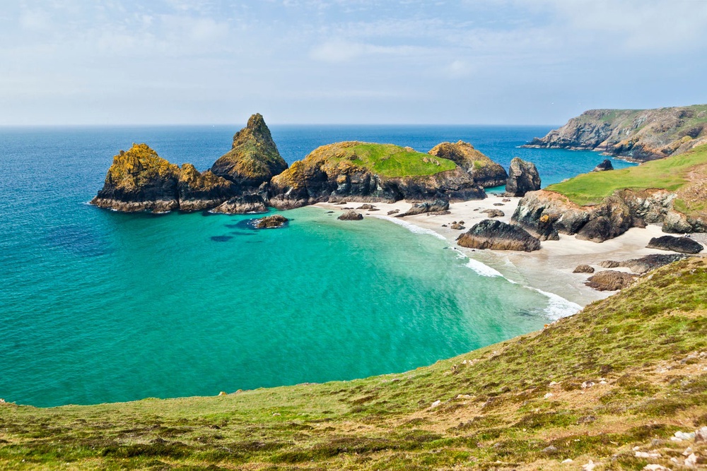 Visitors to Kynance Cove Beach need to be careful not to get cut off by the tide (Getty Images/iStockphoto)