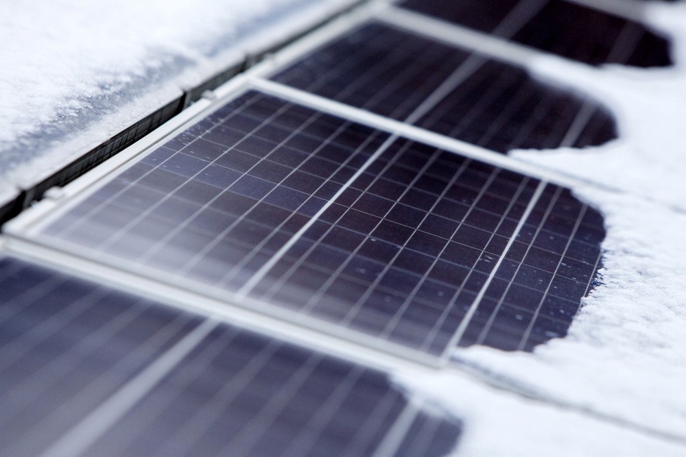 A strip placed at the bottom of solar panels can prevent snow accumulation (iStock/ Getty Images)
