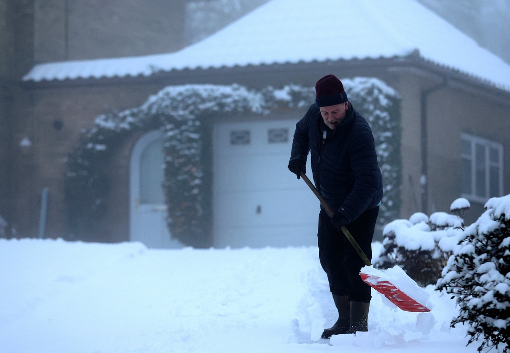 UK Weather - Live: Britain Faces ‘ice Rink Monday’ As Met Office Issues ...