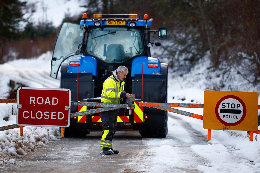 UK Weather - Live: Met Office Issues Amber Snow Warning With Up To 25cm ...