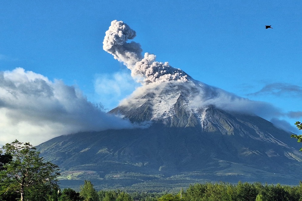 Mayon volcano releases ash into the air (AFP/Getty)
