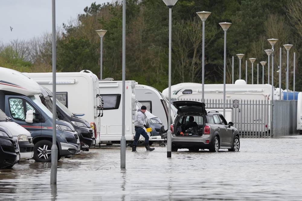 UK weather - live: Littlehampton floods spark get to high ground ...