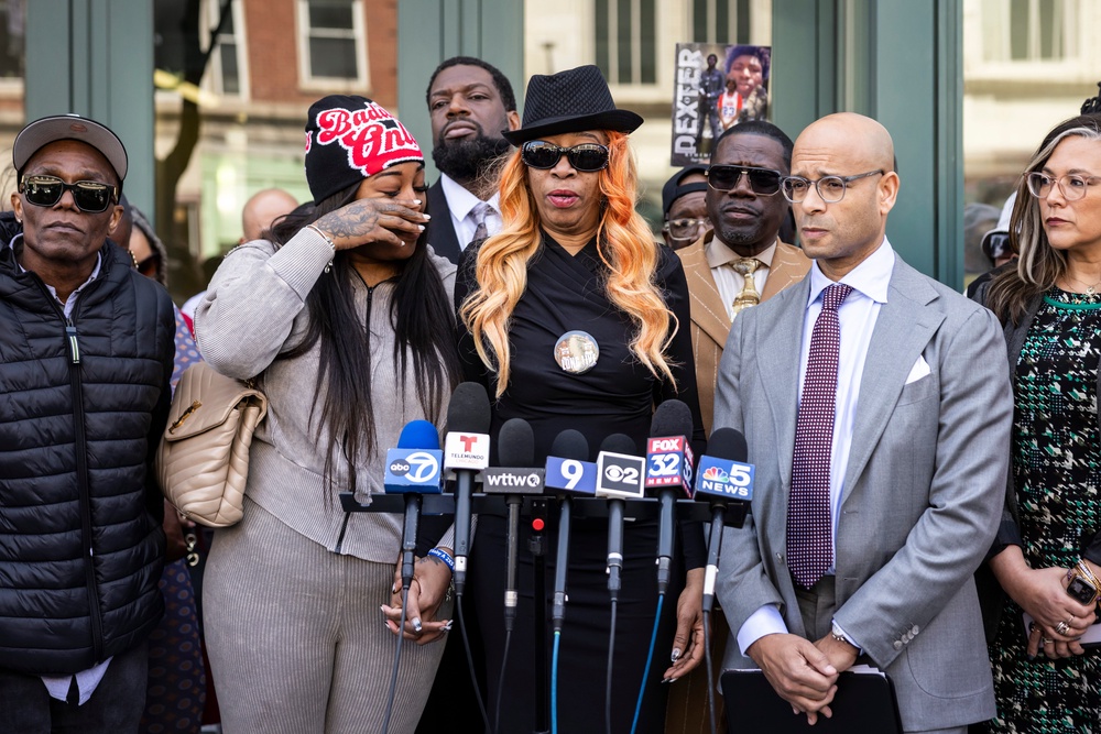 Family of man killed when Chicago police fired 96 times during traffic ...