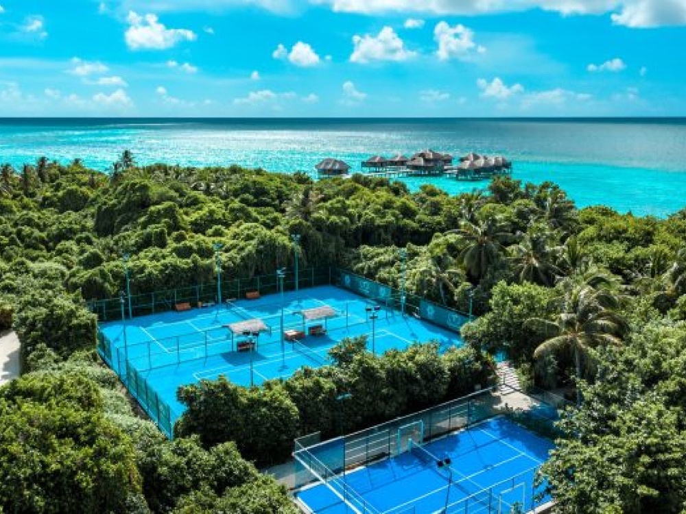 Play on a world-class surface in the Maldives (Vakkaru Maldives)