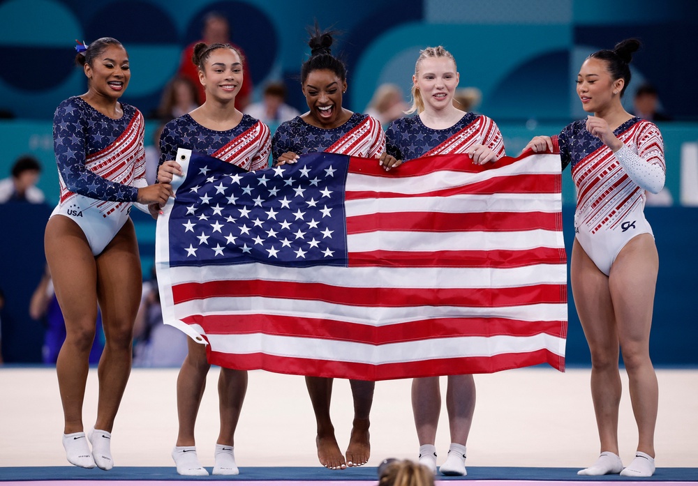 Olympic gymnastics 2024 live updates: Simone Biles leads Team USA to ...
