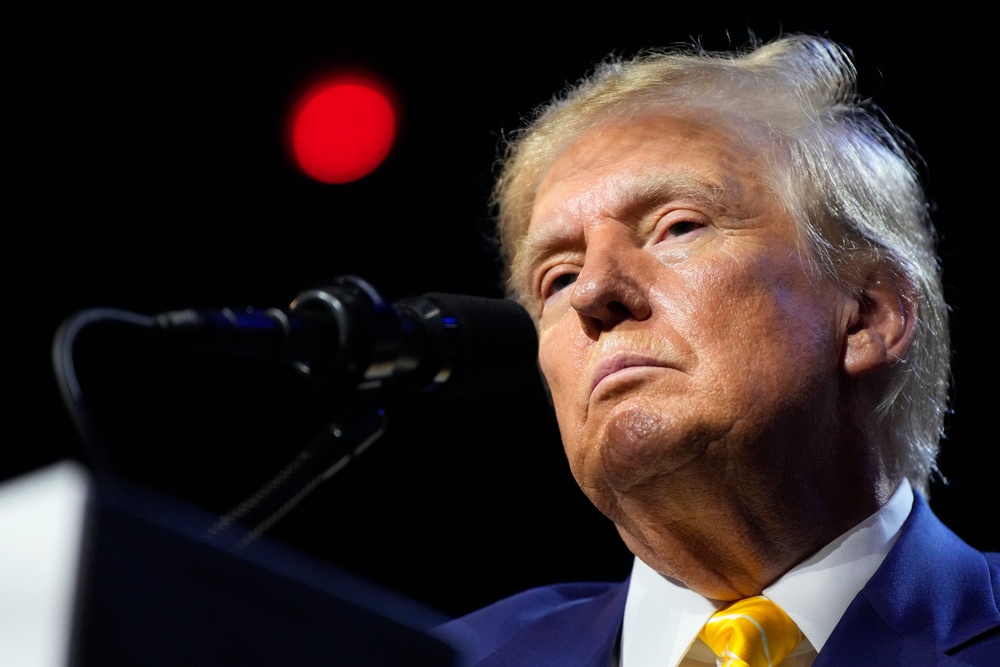 Image from: Trump-Harris live: Former president’s plane diverted with mechanical issues as Harris set for Arizona rally