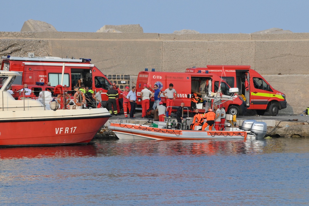 Italian scubadivers prepare to sail towards the yacht (AP)