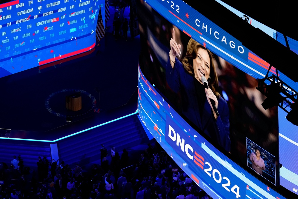 Dnc Events Watch: Delegates arrive at the United Center on third day of DNC