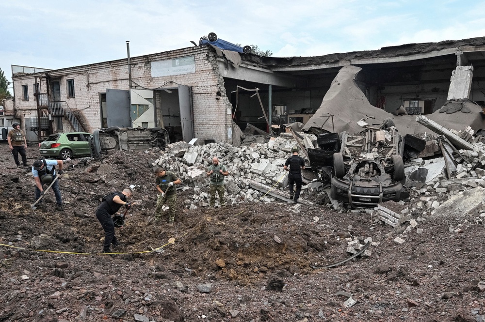 Police experts work at a site of a Russian missile strike, amid Russia's attack on Ukraine in Kryvyi Rih (REUTERS)