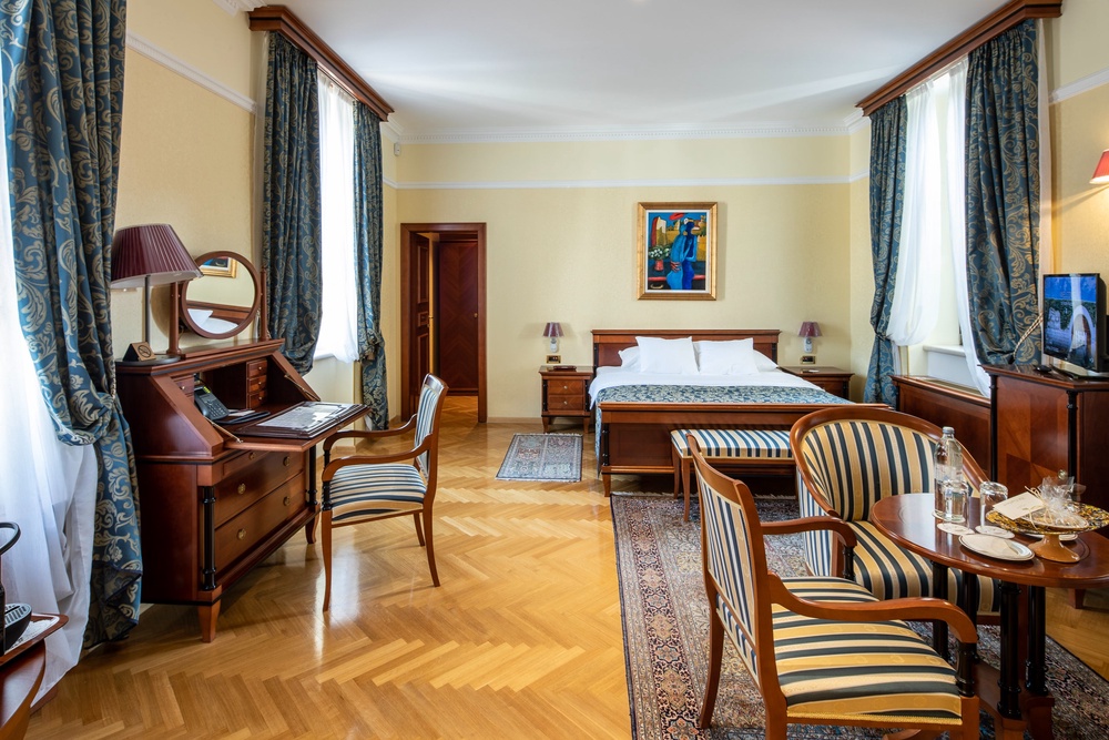 Ask to hire the hotel’s private speedboat for a tour of the nearby islands (Hotel Kazbek)