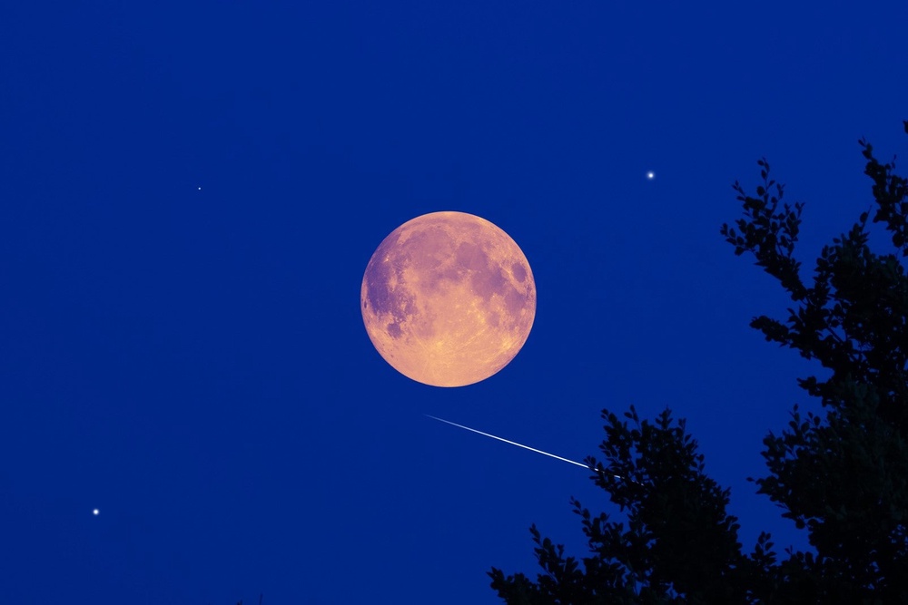 The annual Leonid meteor shower and November supermoon (Getty/iStock)