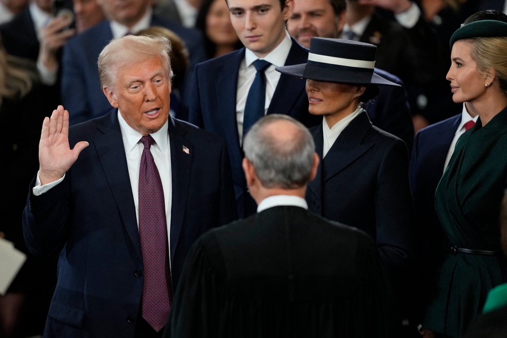 did-trump-forget-to-put-his-hand-on-the-bible-when-he-was-sworn-into