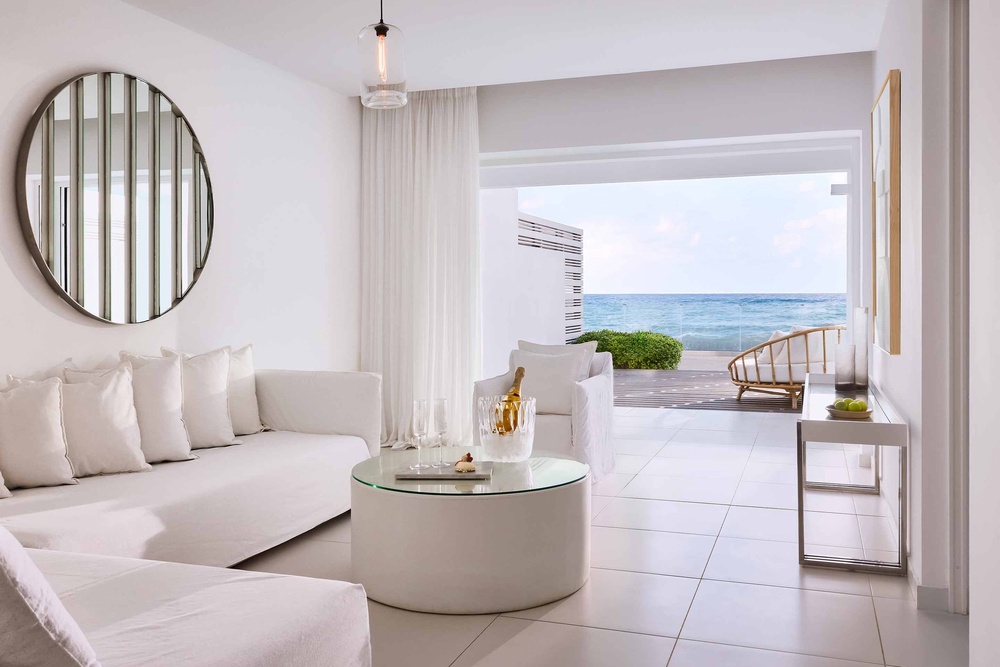 The all-white interiors at this Grecotel create an elegant atmosphere (Grecotel LUXME White)