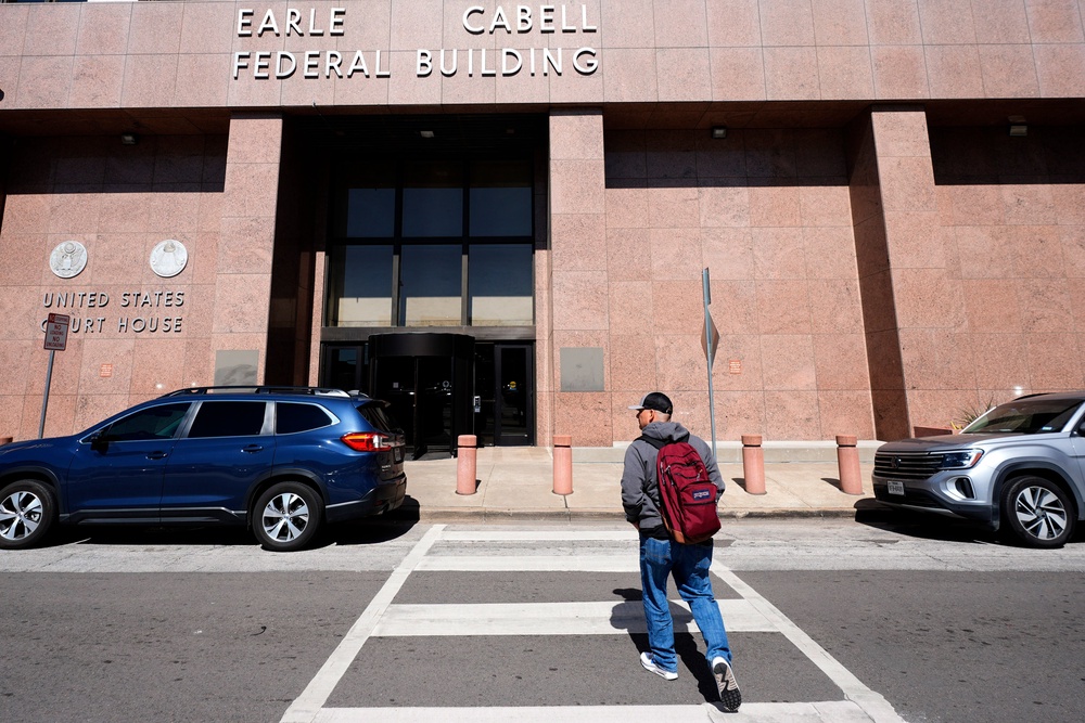 Federal workers return to offices amid threat from elon musk